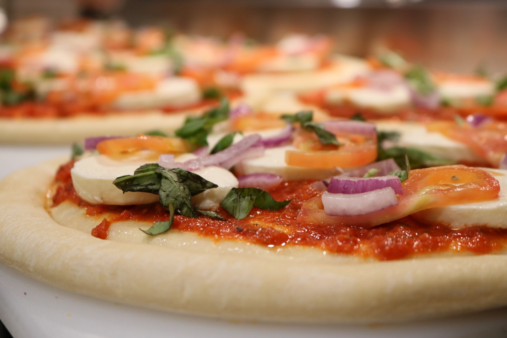 Close up of the margherita pizza 