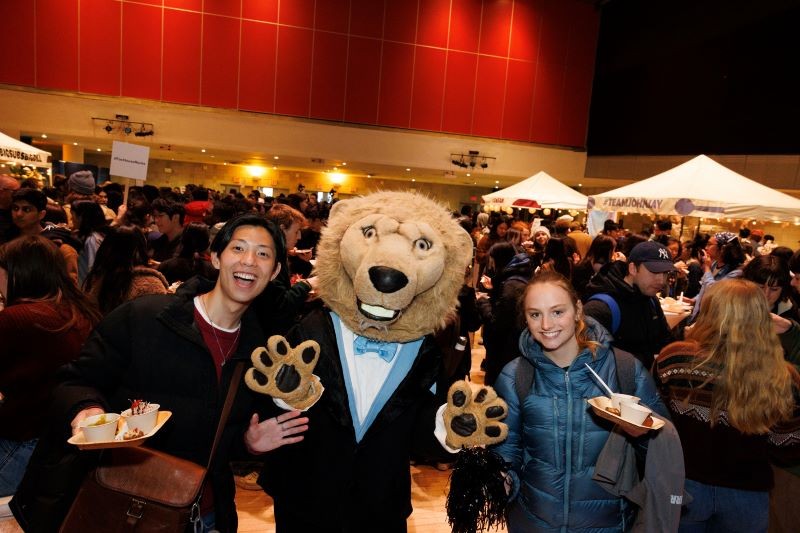 Students pose with Roaree