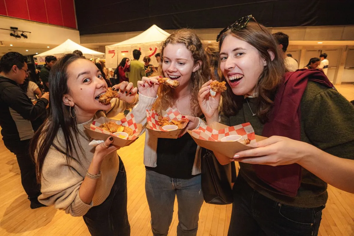 students eating food