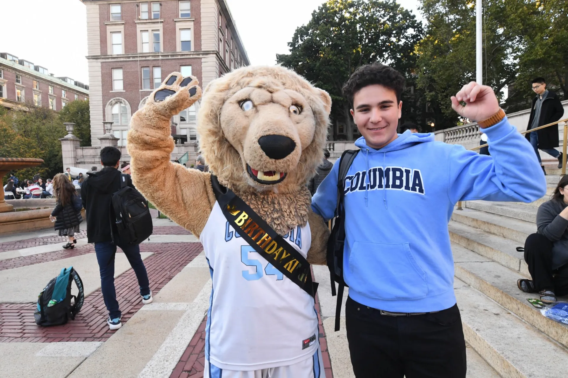 A student flexes with Roaree